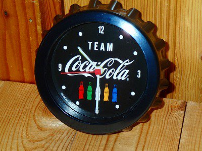 コーラ コカコーラ 時計 限定 置時計 チーム コカコーラ ボトルキャップ クロック （ブラック）TEAM Coca-Cola Bottle Cap  Clock PJ-OL05(BK) - アップルハウスカラーミー店