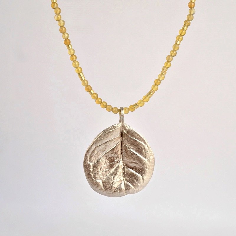 Feijoa round leaf necklace 