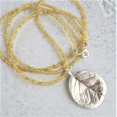 Feijoa leaf necklace (round)
