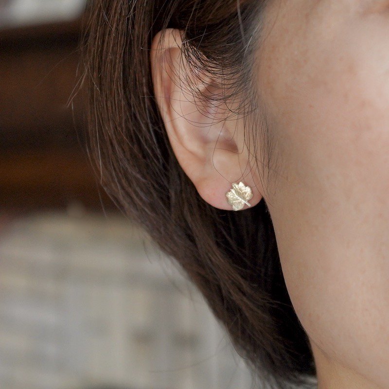 Barnet leaf stud earrings