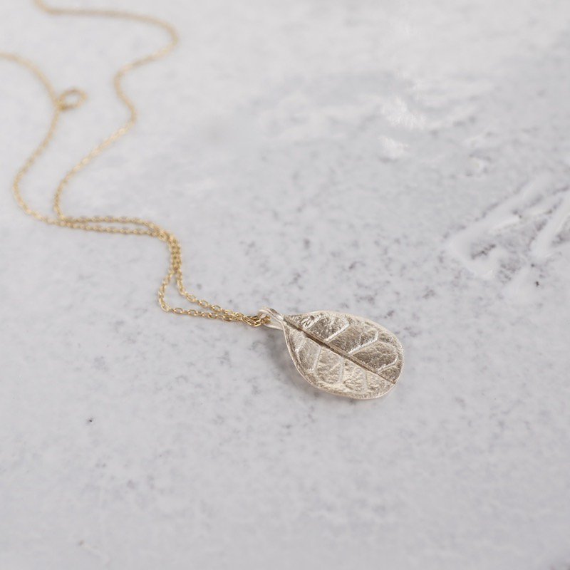 Feijoa small leaf necklace
