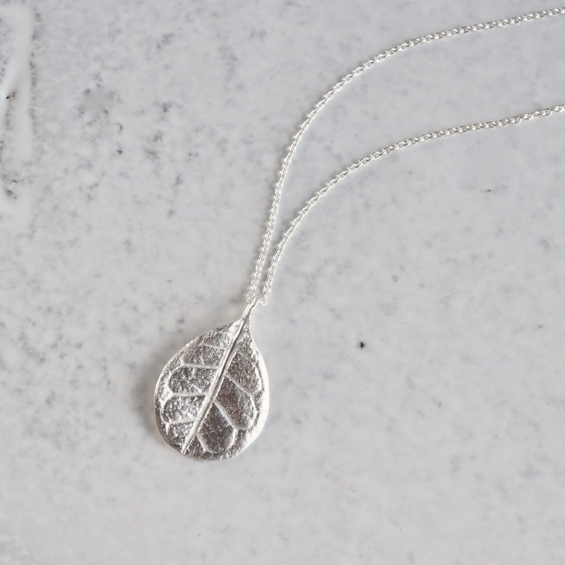 Feijoa small leaf necklace