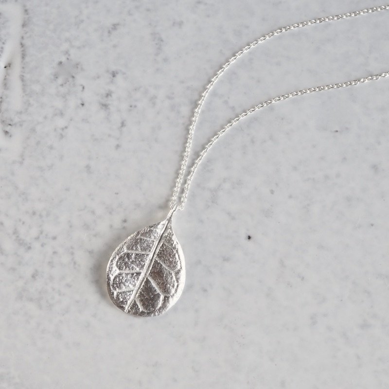 Feijoa small leaf necklace 