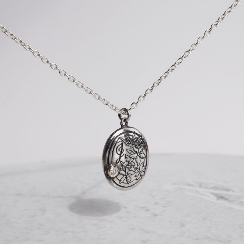 Initial necklace [J]