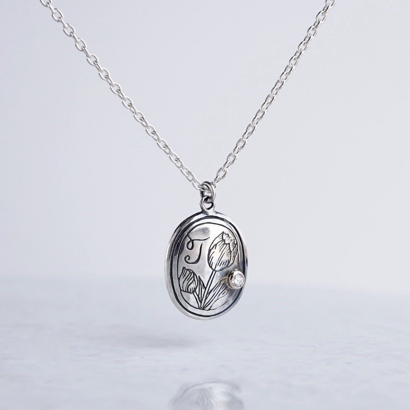 Initial necklace [T]