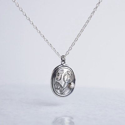 Initial necklace [T]