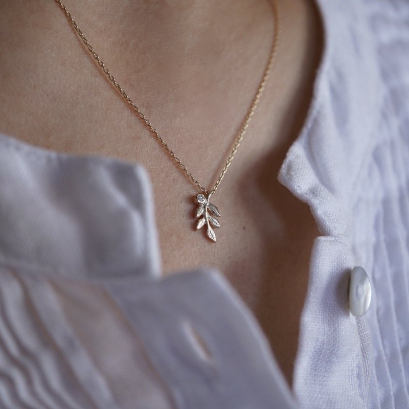Foliage diamond tiny necklace