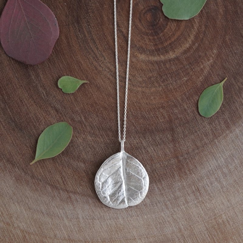 Feijoa leaf necklace (round)