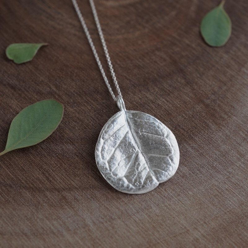 Feijoa leaf necklace (round)