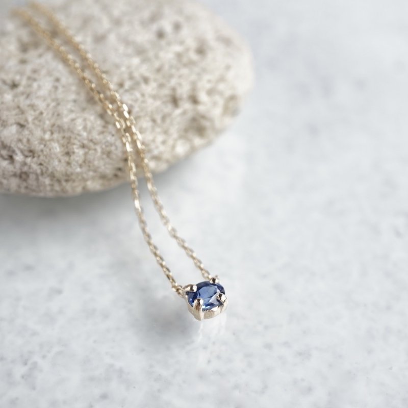 Sapphire oval necklace