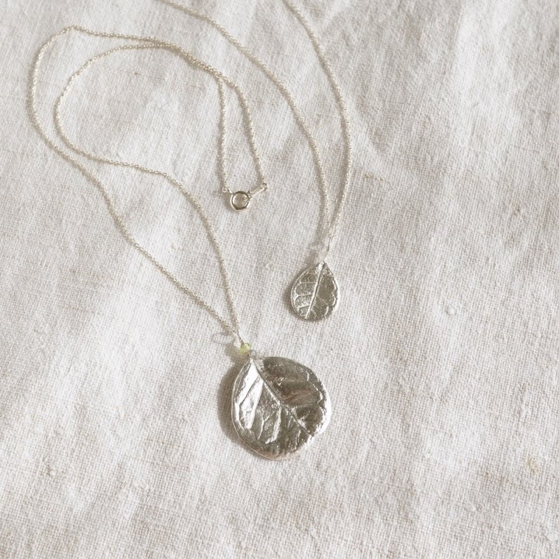 Feijoa round leaf stone necklace