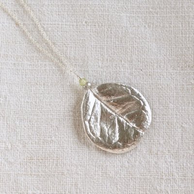 Feijoa leaf stone necklace (round)
