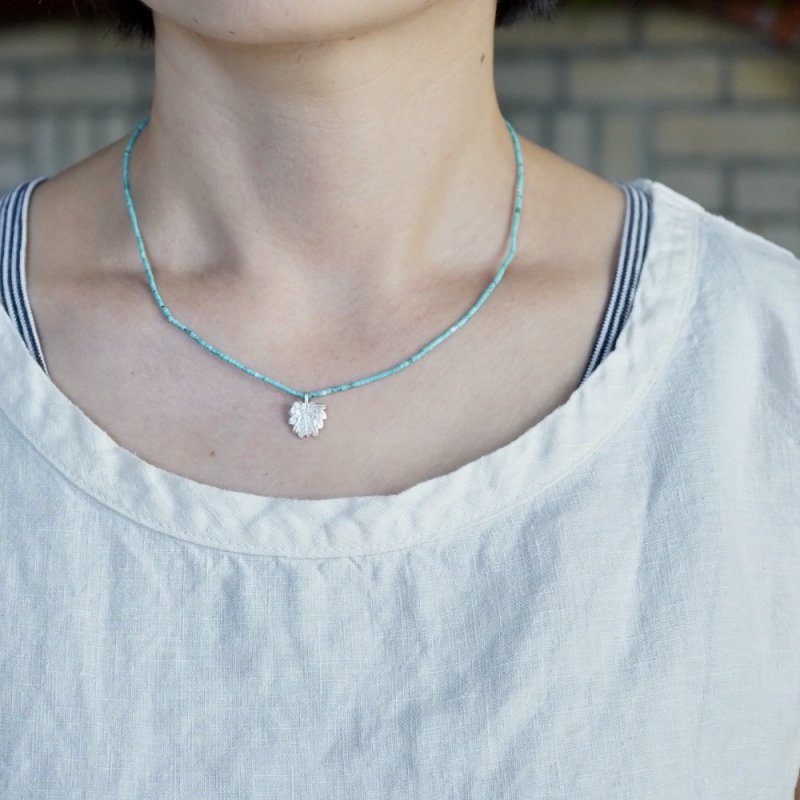 Barnet leaf necklace