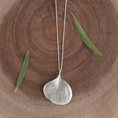 Eucalyptus middle leaf necklace 