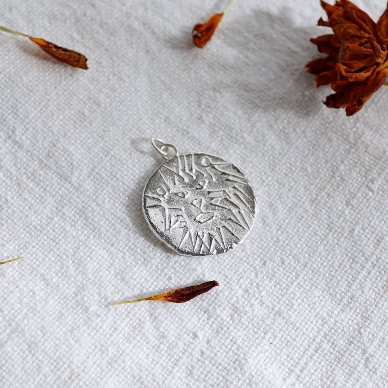 Lion silver necklace -brave-