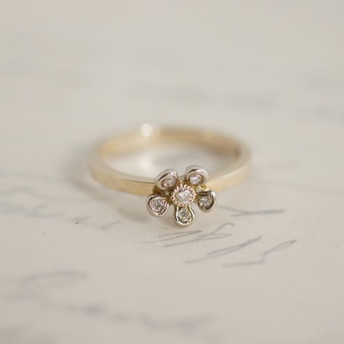 Tiny flower ring