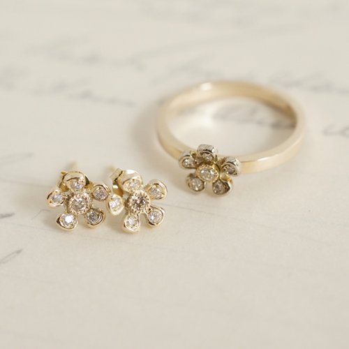 Tiny flower ring