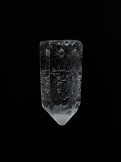穴あき水晶原石（ブラジル・ミナスジェライス州コリント産）／ルース17