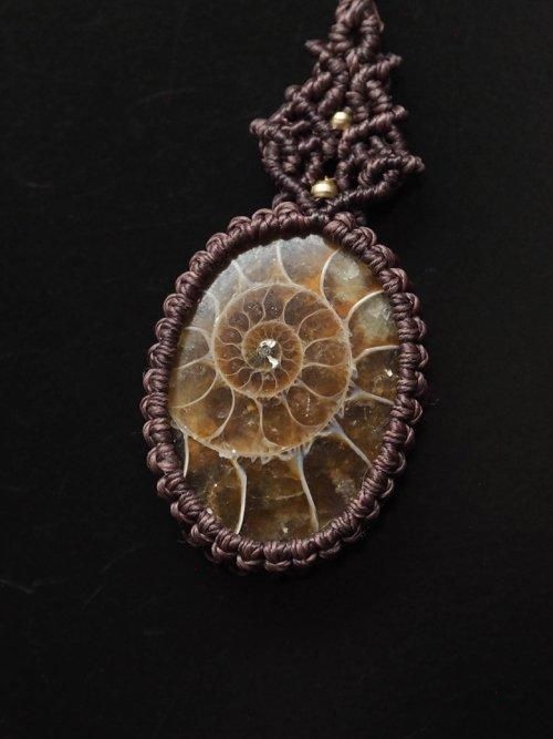 マクラメ編みネックレス アンモナイト＆ヒマラヤ水晶（インド