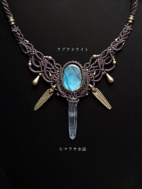 ラブラドライト 水晶　マクラメ編み ネックレス 天使の羽 ラブラドライトとカット水晶 マクラメ編みペンダント