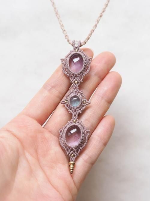 『慈詩』スギライトとバイカラールビーのマクラメペンダントネックレス 慈詩』スギライトとバイカラールビーのマクラメペンダントネックレス