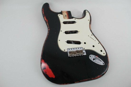 金属パーツ類はFendeMJT ALLPARTS STRATOCASTER レリック 黒 良品 