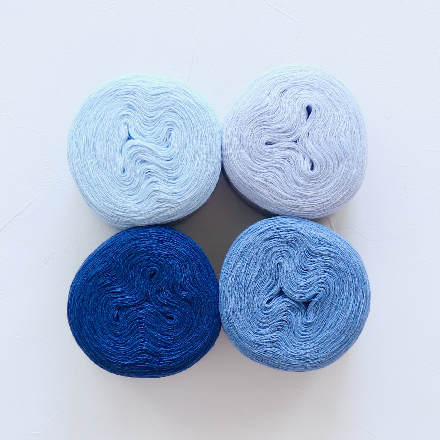 【Jolly knits】<br>Gradient Yarn Merino 3PLY（500m × 4色）<br>【ブルーA】