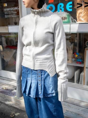 HIGH NECK DESIGN KNIT JKT<img class='new_mark_img2' src='https://img.shop-pro.jp/img/new/icons10.gif' style='border:none;display:inline;margin:0px;padding:0px;width:auto;' />