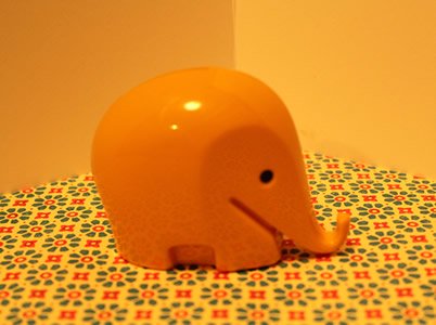 ドレスナー銀行ノベルティ ゾウの貯金箱 〈DRUMBO/黄色 