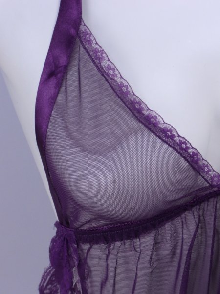 サイドスリットがセクシーな紫のシースルーランジェリーのバスト部分アップ