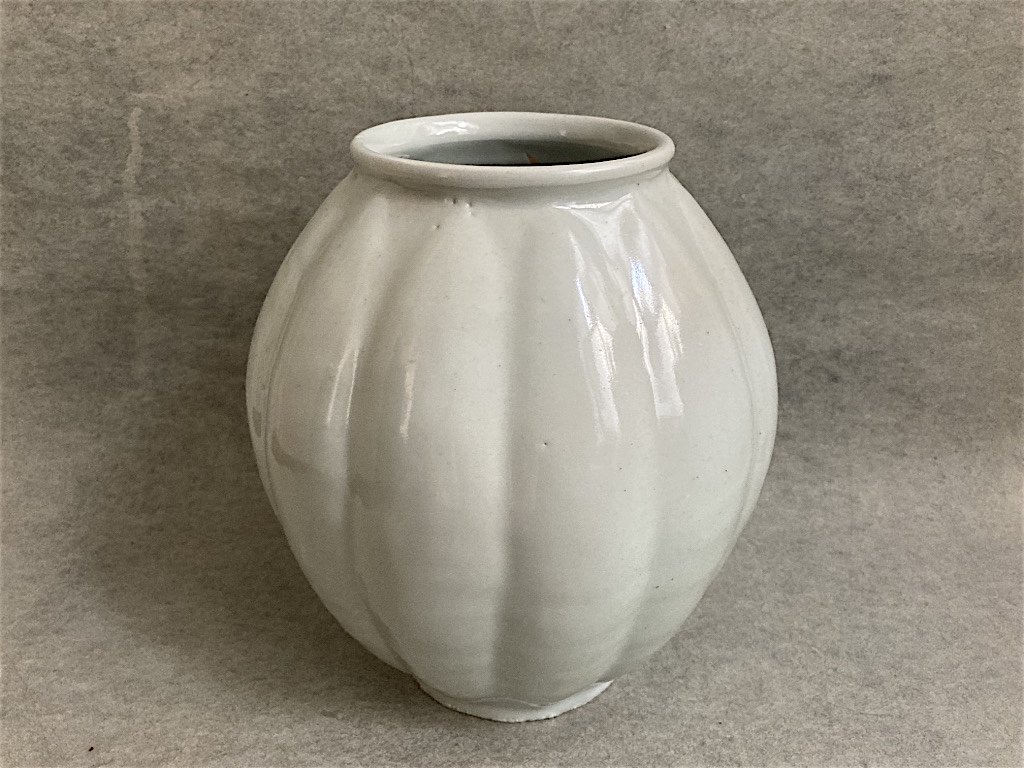 白磁壺 White porcelain jar