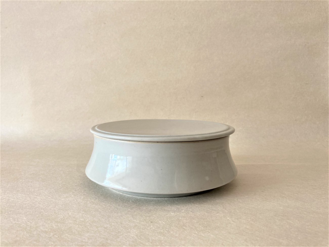 白磁蓋物 White porcelain lidded vessel