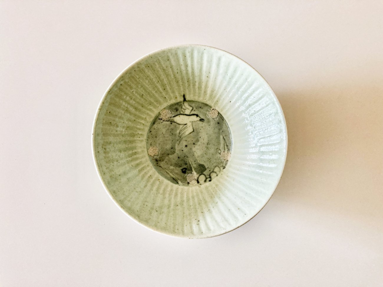 染付しのぎ鳥文平鉢 Blue and white porcelain bowl