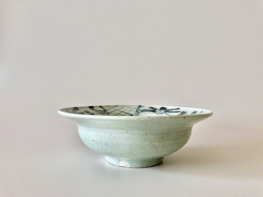 染付輪花しのぎざくろ文鉢 Blue and white porcelain bowl