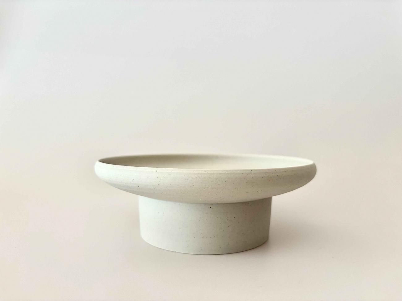 白磁蓋物 White porcelain lidded vessel