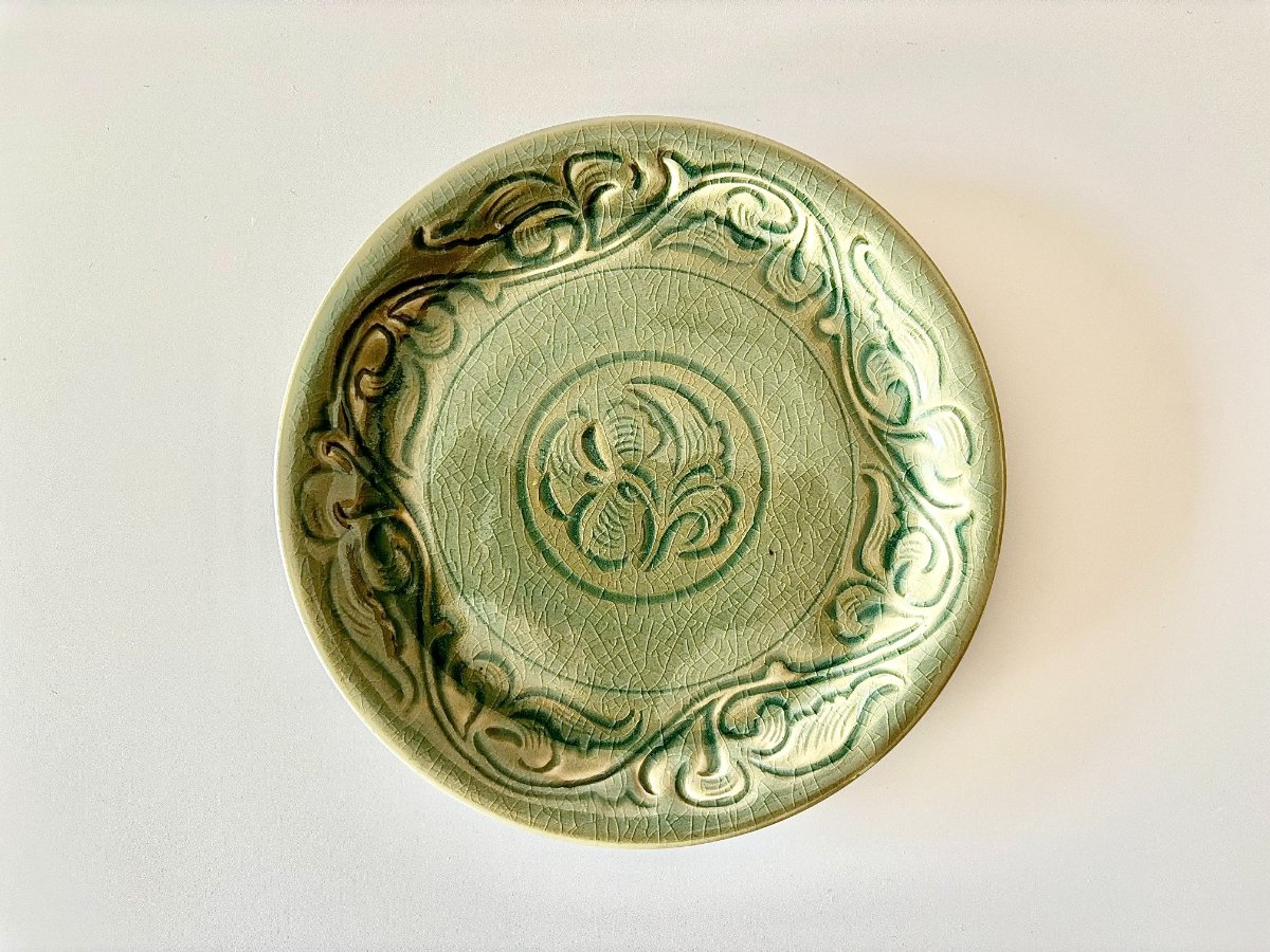 青磁陰刻唐草文7寸皿 Blue porcelain plate - うつわ祥見KAMAKURA web shop