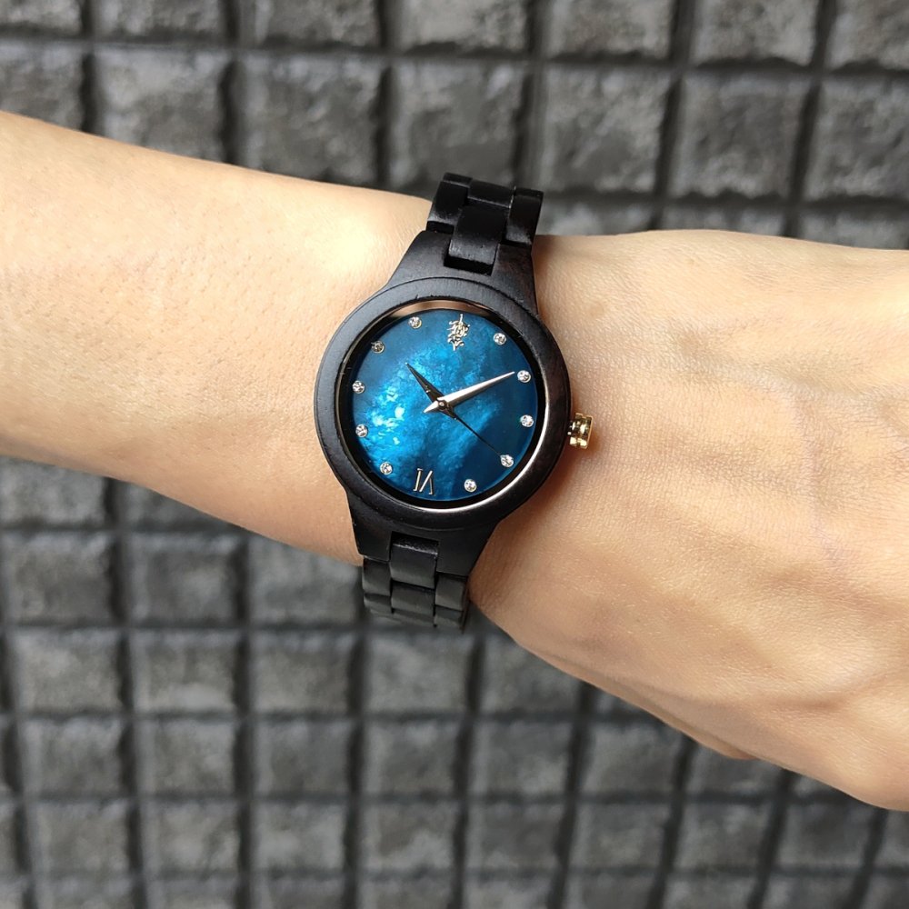 EINBAND Prima マザーオブパール×スワロフスキー 天然貝木製腕時計 エボニーウッド ブルー文字盤 34mm -  木製腕時計・ウッドウォッチのお店　 EINBAND～アインバンド～