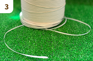 麻を合わせて和紙糸を作ります。細いテープ状にカット。ヨリをかけて糸を作ります。
