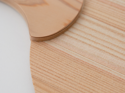  扇ぐ部分は、薄いスライス材を木目が互い違いになるように3枚貼りあわせて制作。