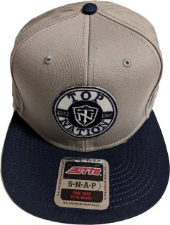 <img class='new_mark_img1' src='https://img.shop-pro.jp/img/new/icons1.gif' style='border:none;display:inline;margin:0px;padding:0px;width:auto;' />TOPNATION SHIELD<br>SNAPBACK CAP<br>(GREY/NAVY)