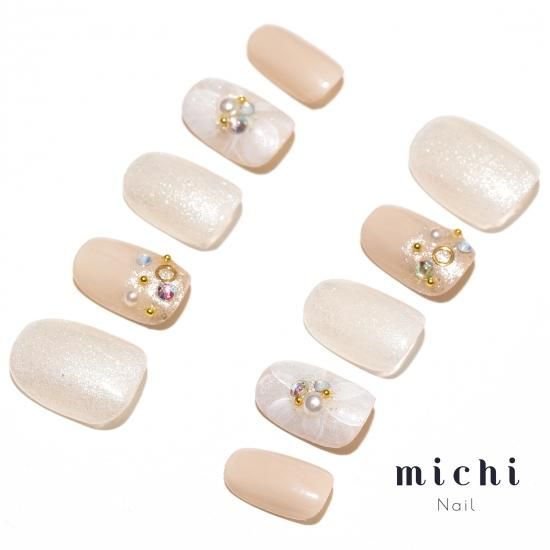 パールホワイトのフラワーネイル- ネイルチップ(つけ爪)専門店