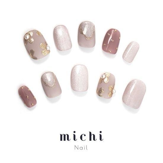 スモーキーカラーのゴールドフラワーネイル- ネイルチップ専門店ミチネイル