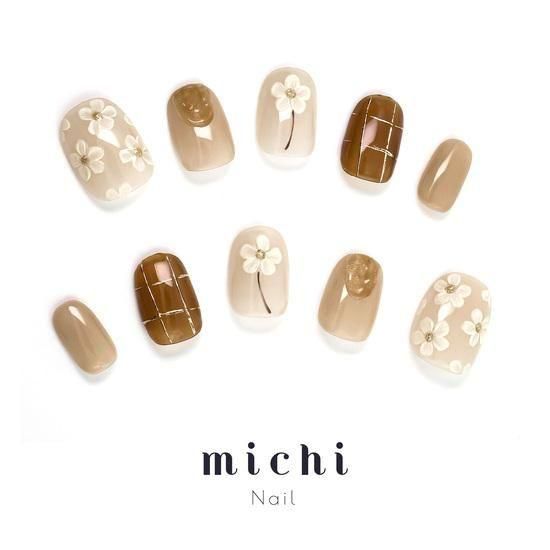 シアーベージュとブラウンのニュアンスフラワーネイル- ネイルチップ