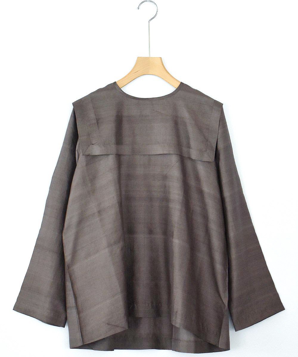 Khadhi Silk Back Button Sailor Blouse（グレー）  <img class='new_mark_img2' src='https://img.shop-pro.jp/img/new/icons52.gif' style='border:none;display:inline;margin:0px;padding:0px;width:auto;' />