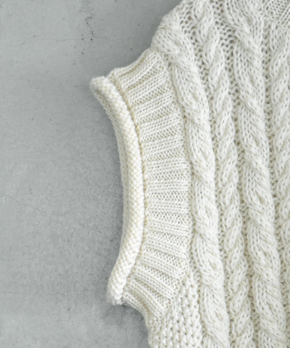 Cable Knit Vest（Ecru）<img class='new_mark_img2' src='https://img.shop-pro.jp/img/new/icons1.gif' style='border:none;display:inline;margin:0px;padding:0px;width:auto;' />