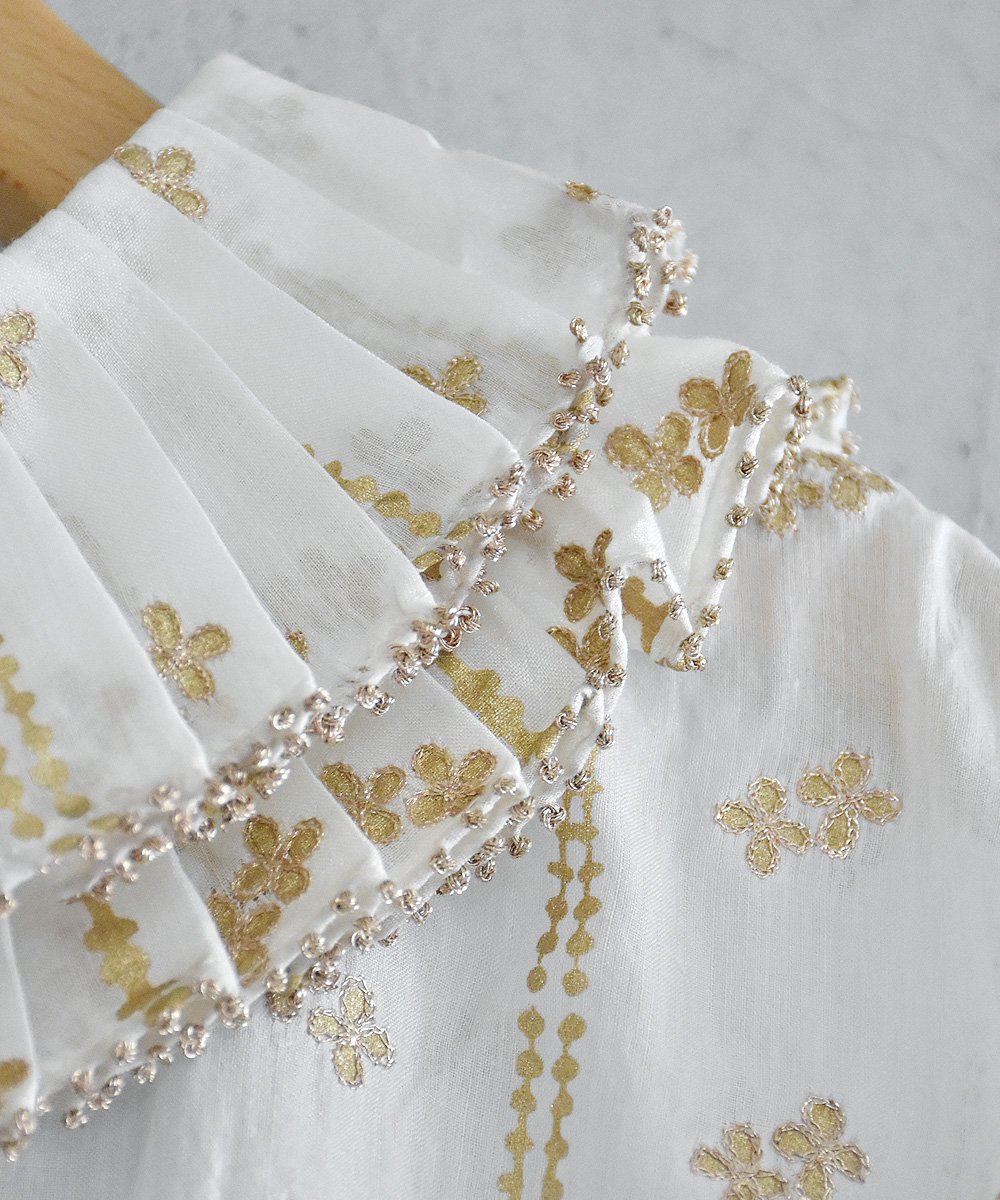 Khadi Cotton Silk Hand Print&Embroidery Frill Collar Blouse（ブライトホワイト）<img class='new_mark_img2' src='https://img.shop-pro.jp/img/new/icons1.gif' style='border:none;display:inline;margin:0px;padding:0px;width:auto;' />