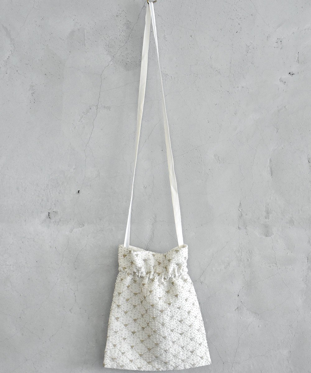 Khadi Linen Cotton Kantha Embroidery Drawstring Shoulder Bag（ホワイト×ライトグレー）<img class='new_mark_img2' src='https://img.shop-pro.jp/img/new/icons1.gif' style='border:none;display:inline;margin:0px;padding:0px;width:auto;' />