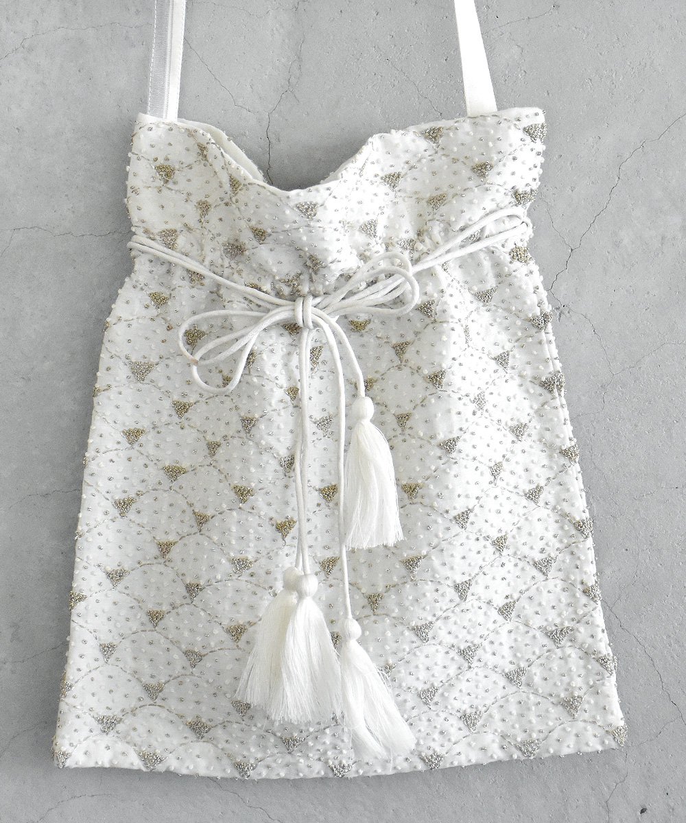 Khadi Linen Cotton Kantha Embroidery Drawstring Shoulder Bag（ホワイト×ライトグレー）<img class='new_mark_img2' src='https://img.shop-pro.jp/img/new/icons1.gif' style='border:none;display:inline;margin:0px;padding:0px;width:auto;' />