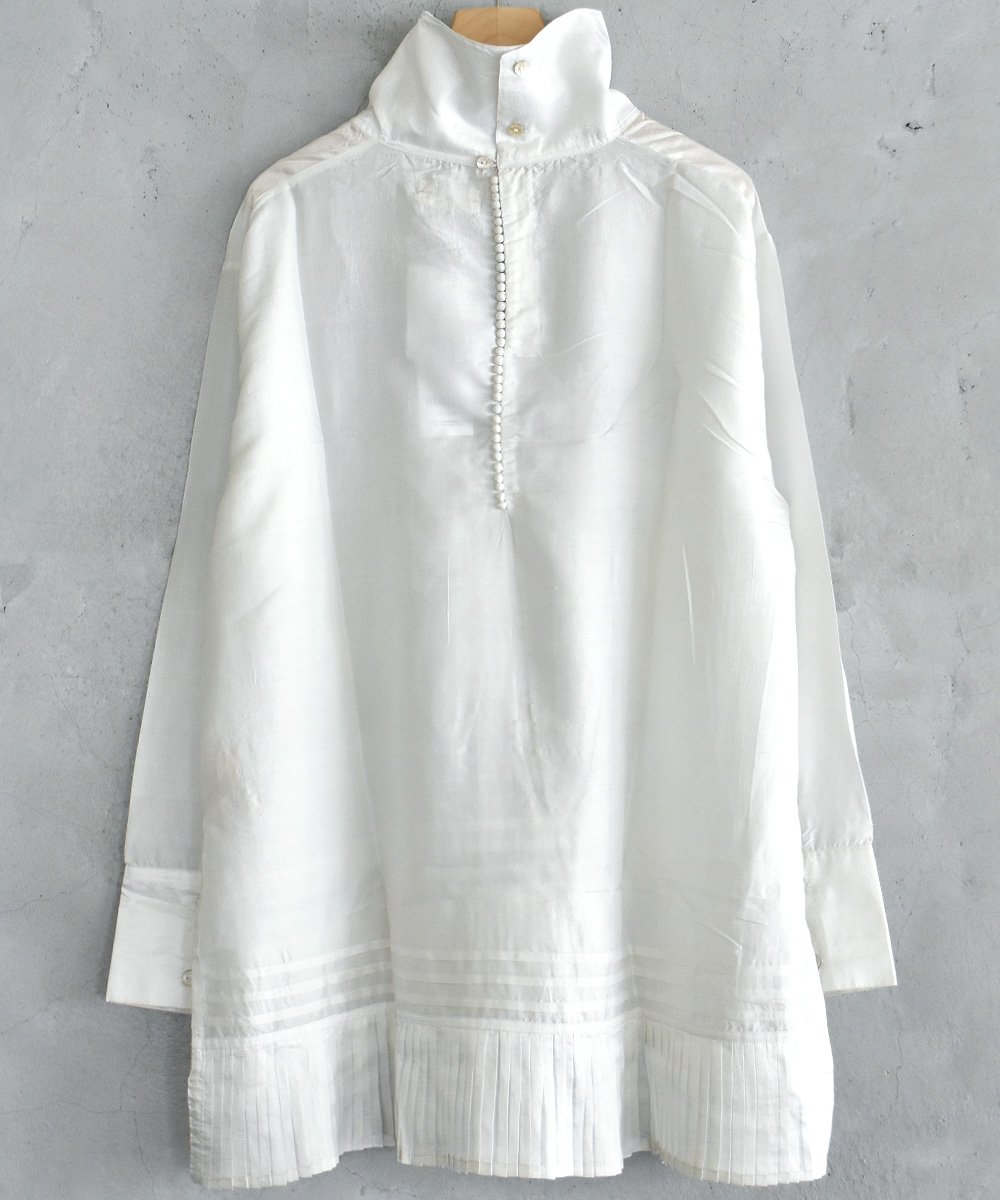Wide Neck Tuck Blouse （B.White）<img class='new_mark_img2' src='https://img.shop-pro.jp/img/new/icons1.gif' style='border:none;display:inline;margin:0px;padding:0px;width:auto;' />