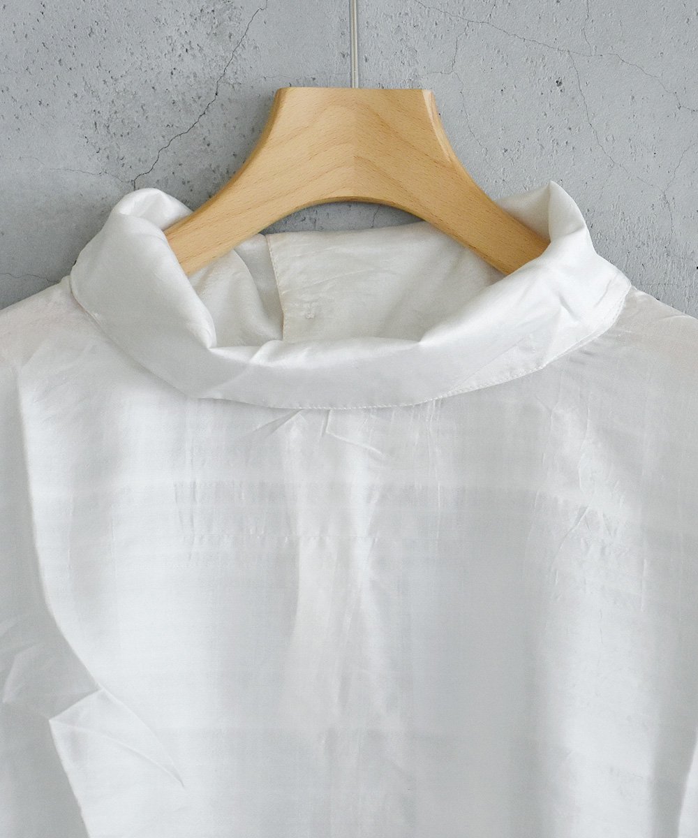 Wide Neck Tuck Blouse （B.White）<img class='new_mark_img2' src='https://img.shop-pro.jp/img/new/icons1.gif' style='border:none;display:inline;margin:0px;padding:0px;width:auto;' />